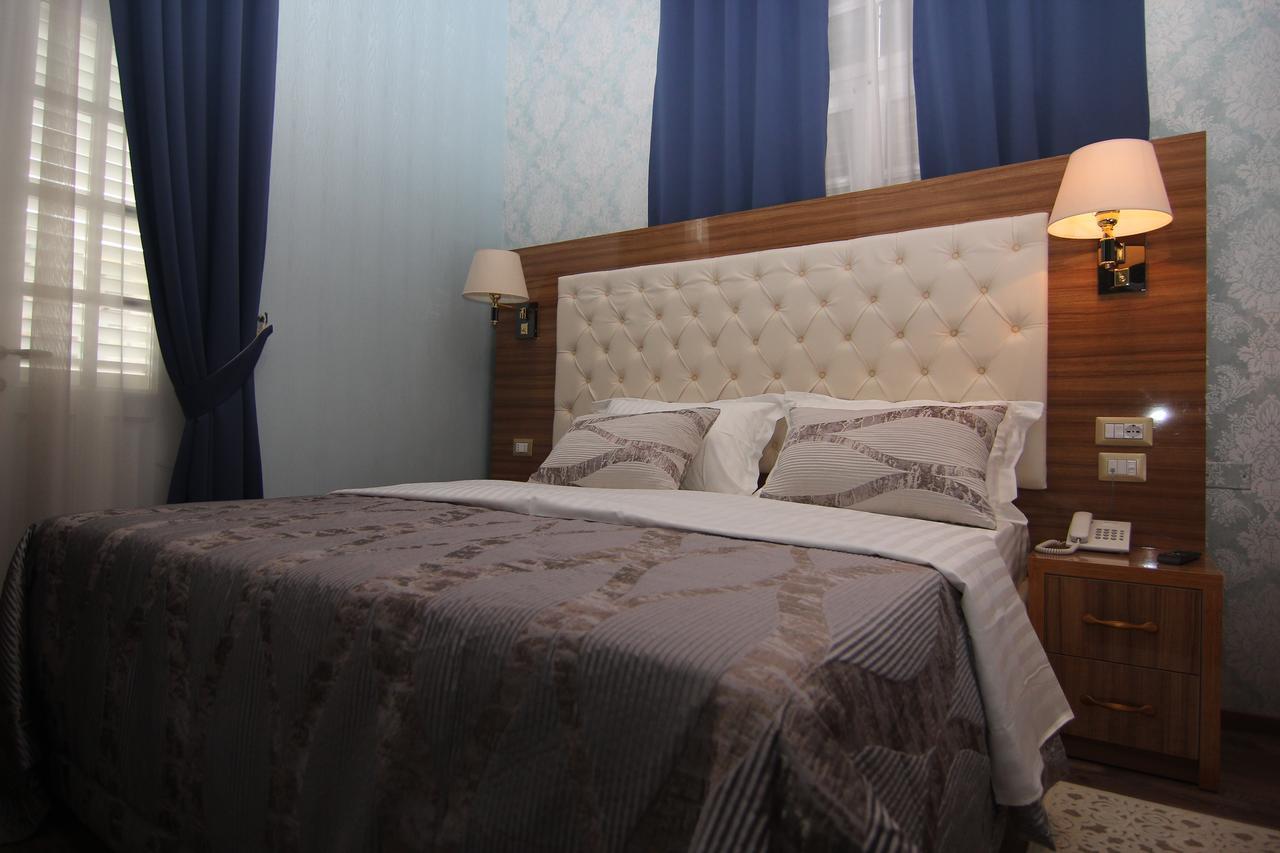 Hotel Boutique Restaurant Gloria Tirana Bagian luar foto
