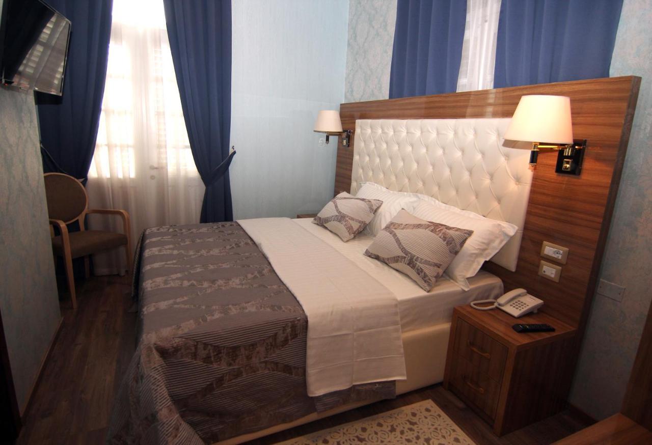 Hotel Boutique Restaurant Gloria Tirana Bagian luar foto